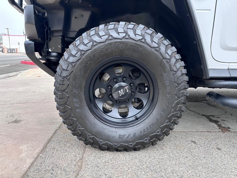 HUMMER H2 Vehicle Full-screen Gallery Image 11