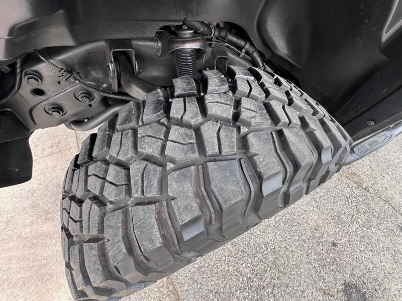 HUMMER H2 Vehicle Full-screen Gallery Image 12