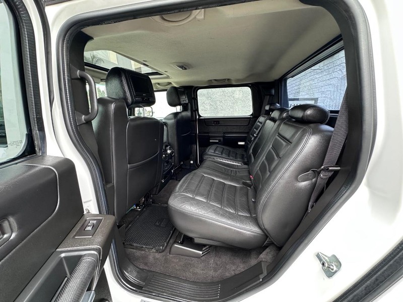 HUMMER H2 Vehicle Full-screen Gallery Image 17