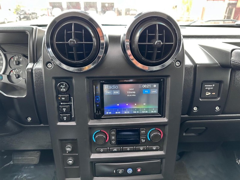 HUMMER H2 Vehicle Full-screen Gallery Image 23