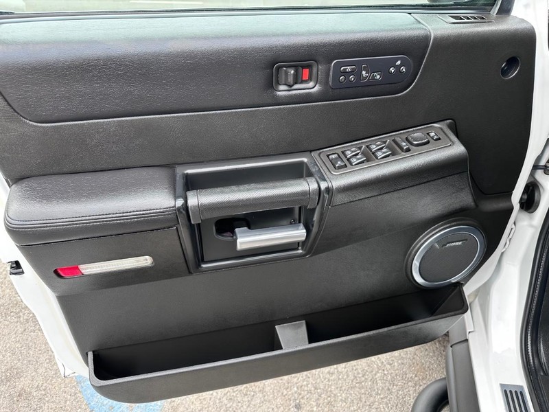 HUMMER H2 Vehicle Full-screen Gallery Image 25