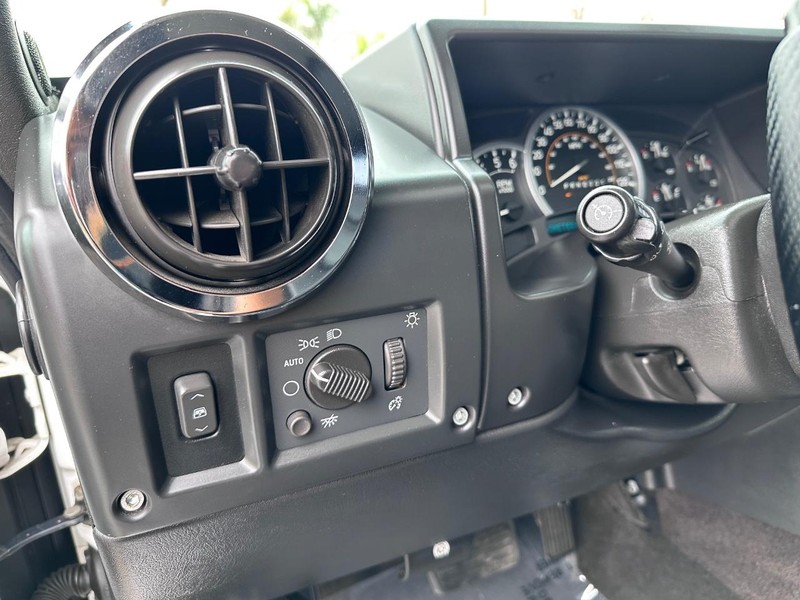 HUMMER H2 Vehicle Full-screen Gallery Image 27