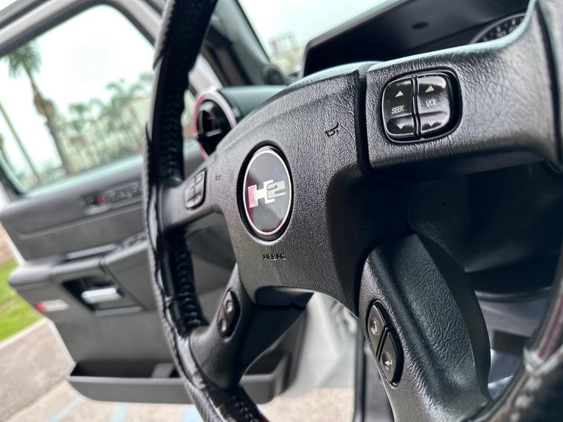 HUMMER H2 Vehicle Full-screen Gallery Image 29