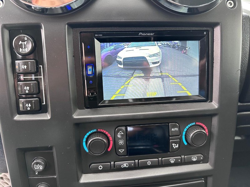 HUMMER H2 Vehicle Full-screen Gallery Image 31