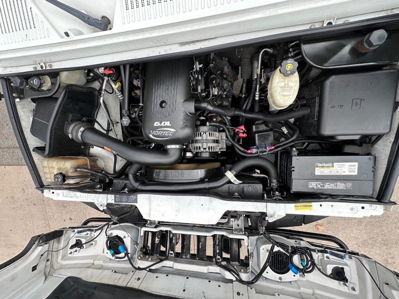 HUMMER H2 Vehicle Full-screen Gallery Image 32