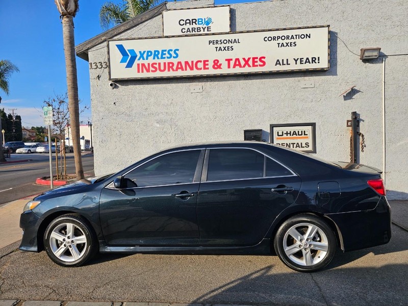 Toyota Camry Vehicle Full-screen Gallery Image 02