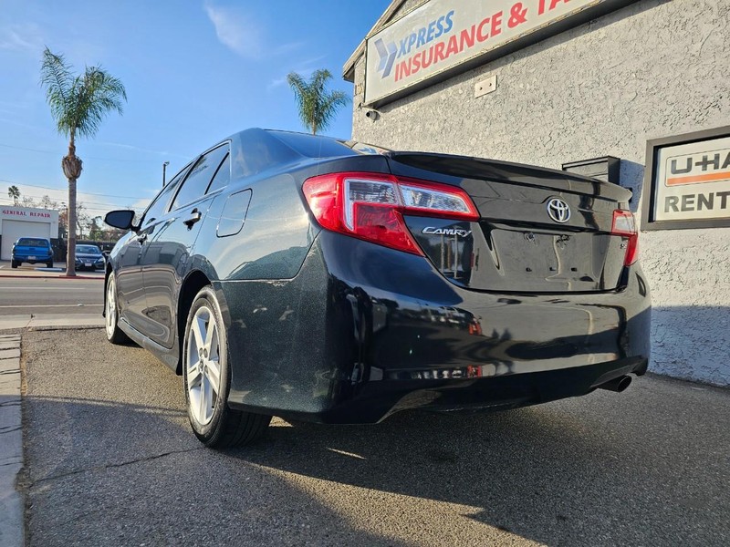 Toyota Camry Vehicle Full-screen Gallery Image 03