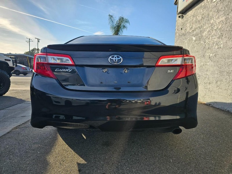 Toyota Camry Vehicle Full-screen Gallery Image 04