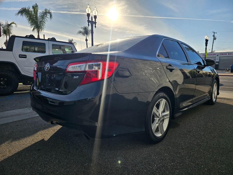 Toyota Camry Vehicle Full-screen Gallery Image 05