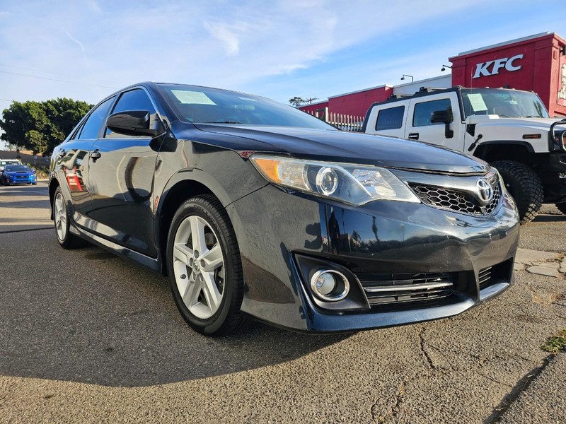 Toyota Camry Vehicle Full-screen Gallery Image 06