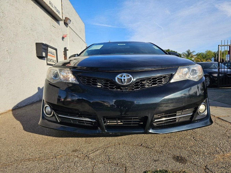 Toyota Camry Vehicle Full-screen Gallery Image 07