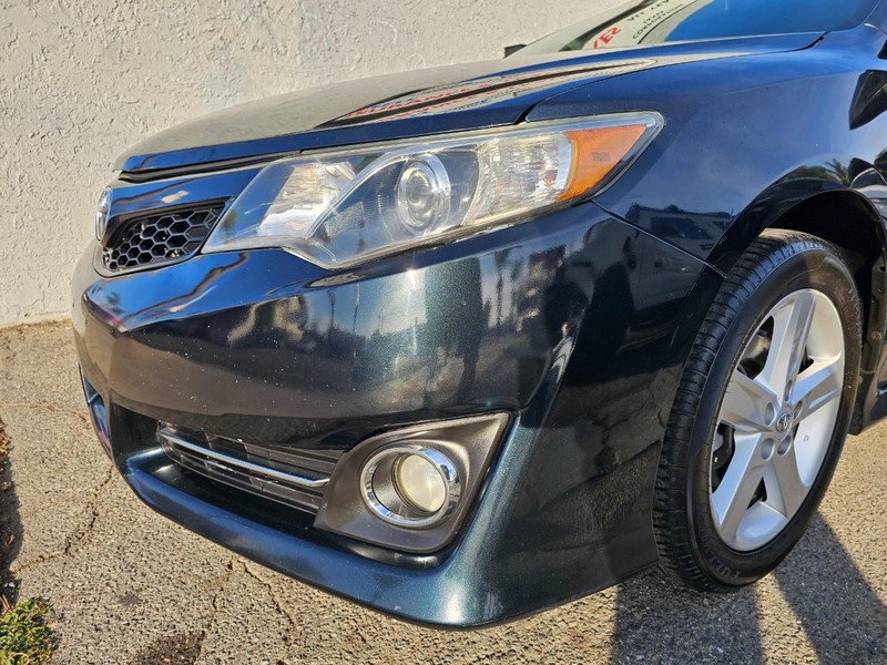 Toyota Camry Vehicle Full-screen Gallery Image 08