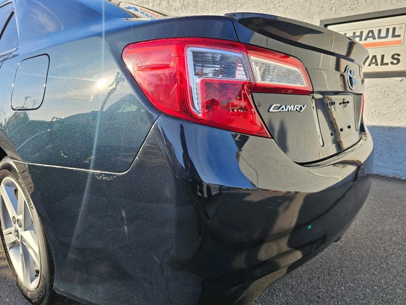 Toyota Camry Vehicle Full-screen Gallery Image 09