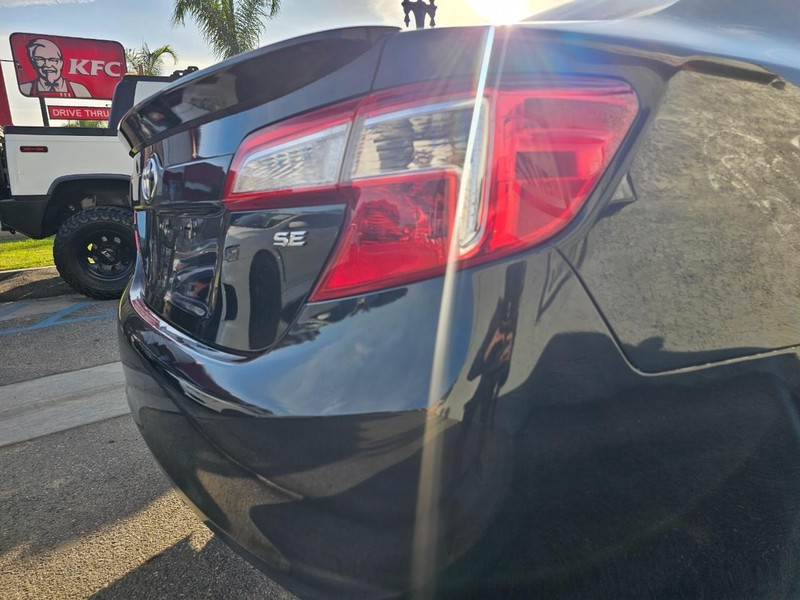 Toyota Camry Vehicle Full-screen Gallery Image 10