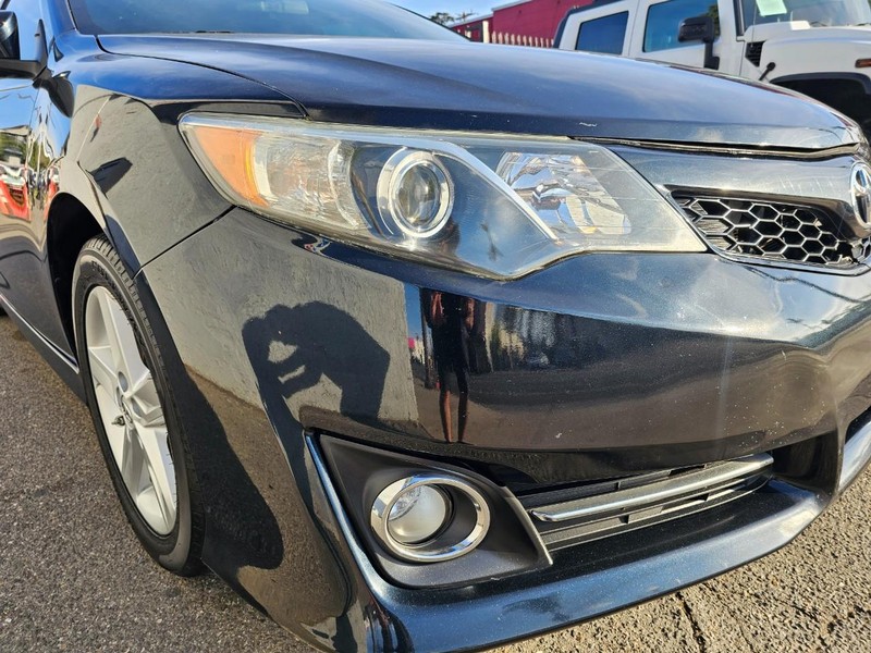 Toyota Camry Vehicle Full-screen Gallery Image 11