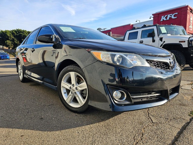 Toyota Camry Vehicle Full-screen Gallery Image 12