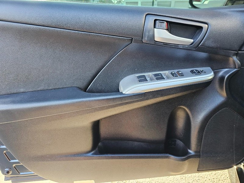 Toyota Camry Vehicle Full-screen Gallery Image 13