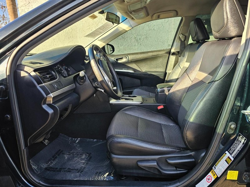 Toyota Camry Vehicle Full-screen Gallery Image 14