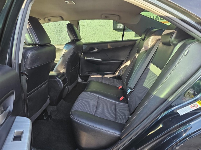 Toyota Camry Vehicle Full-screen Gallery Image 15