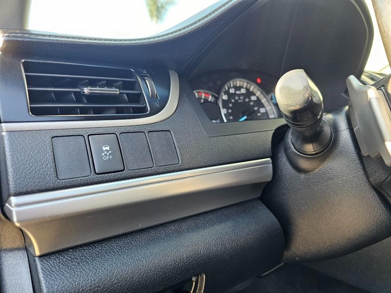 Toyota Camry Vehicle Full-screen Gallery Image 16