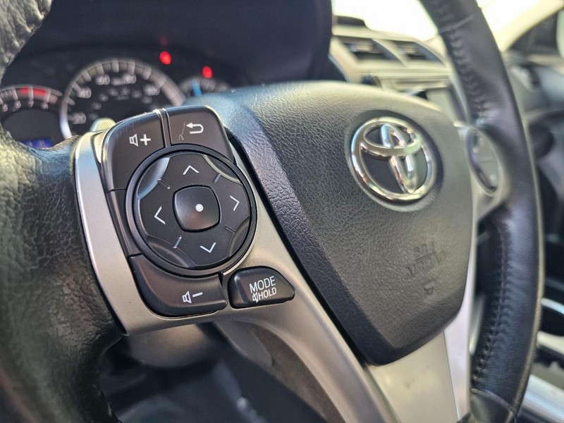 Toyota Camry Vehicle Full-screen Gallery Image 17