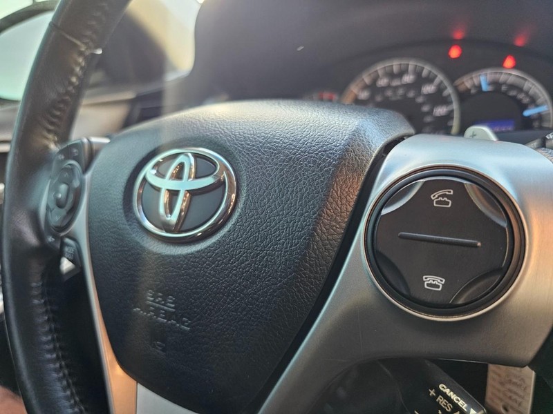 Toyota Camry Vehicle Full-screen Gallery Image 18