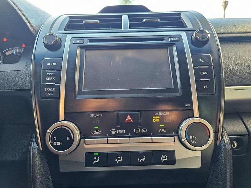 Toyota Camry Vehicle Full-screen Gallery Image 19