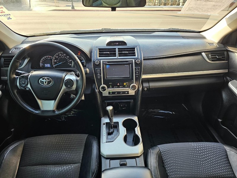 Toyota Camry Vehicle Full-screen Gallery Image 20