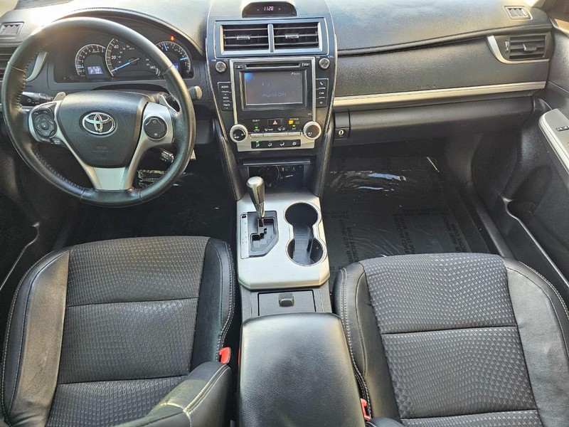 Toyota Camry Vehicle Full-screen Gallery Image 21