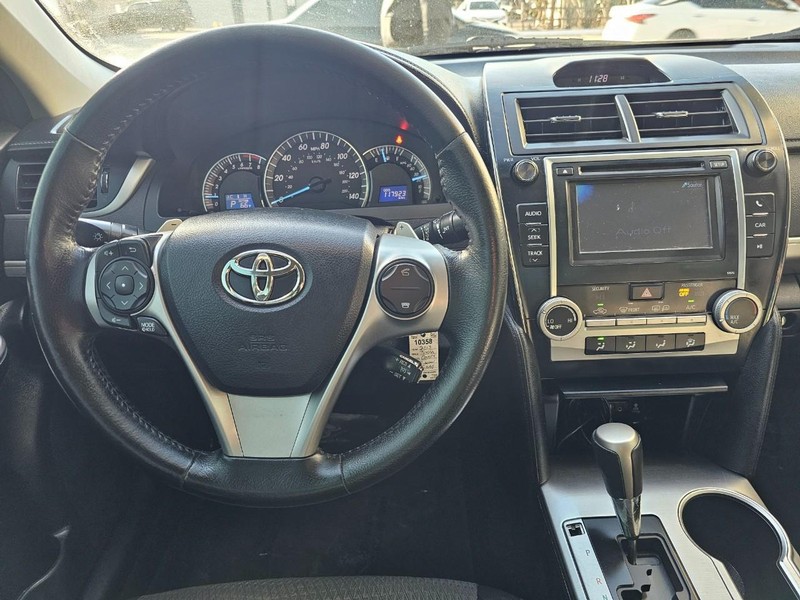 Toyota Camry Vehicle Full-screen Gallery Image 22