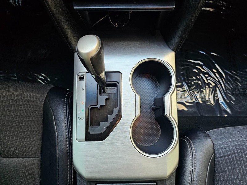 Toyota Camry Vehicle Full-screen Gallery Image 23