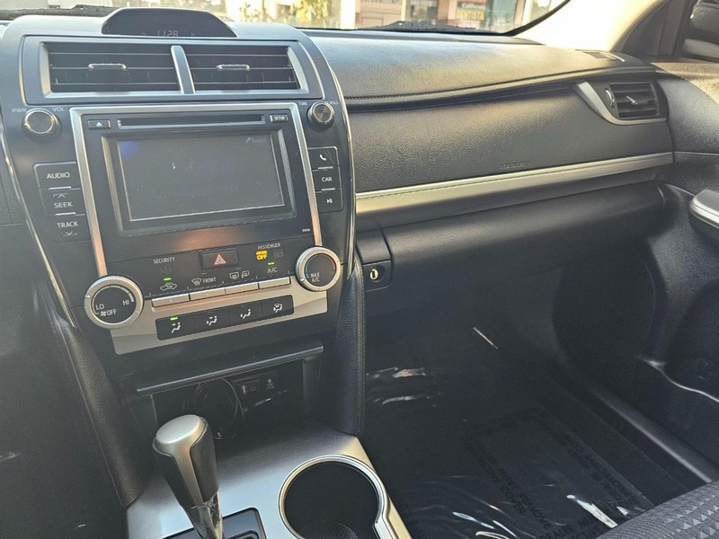 Toyota Camry Vehicle Full-screen Gallery Image 24