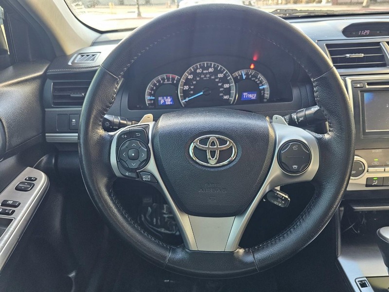 Toyota Camry Vehicle Full-screen Gallery Image 26