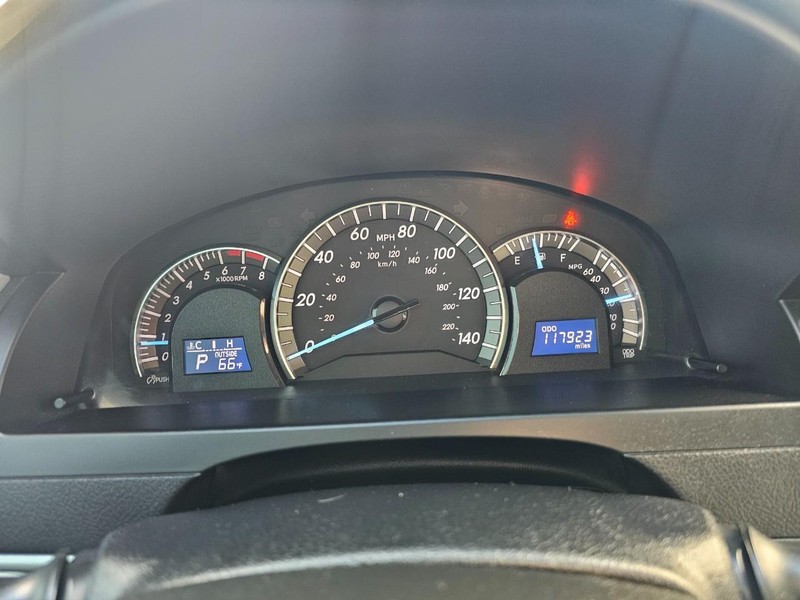 Toyota Camry Vehicle Full-screen Gallery Image 27