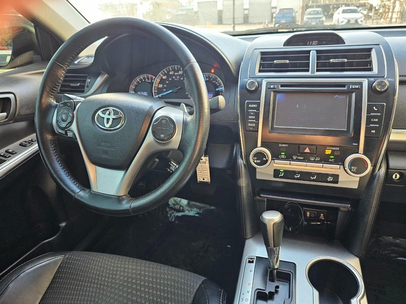 Toyota Camry Vehicle Full-screen Gallery Image 28