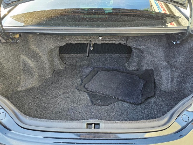 Toyota Camry Vehicle Full-screen Gallery Image 29