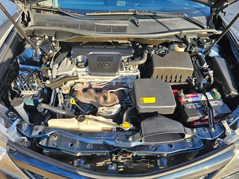 Toyota Camry Vehicle Full-screen Gallery Image 30