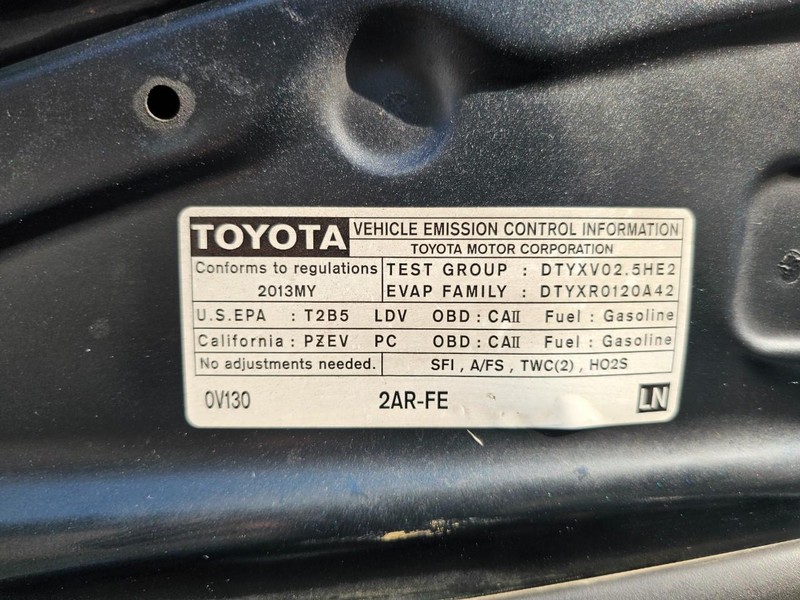 Toyota Camry Vehicle Full-screen Gallery Image 31