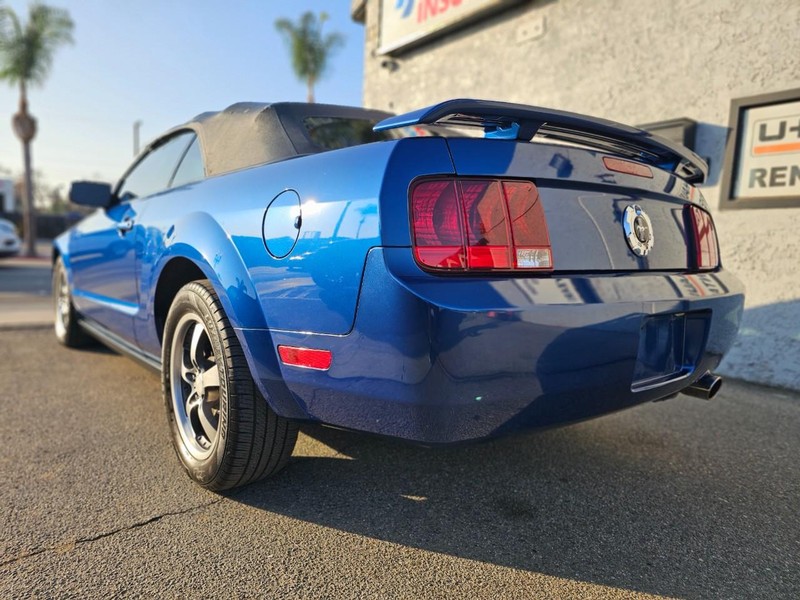 Ford Mustang Vehicle Full-screen Gallery Image 02