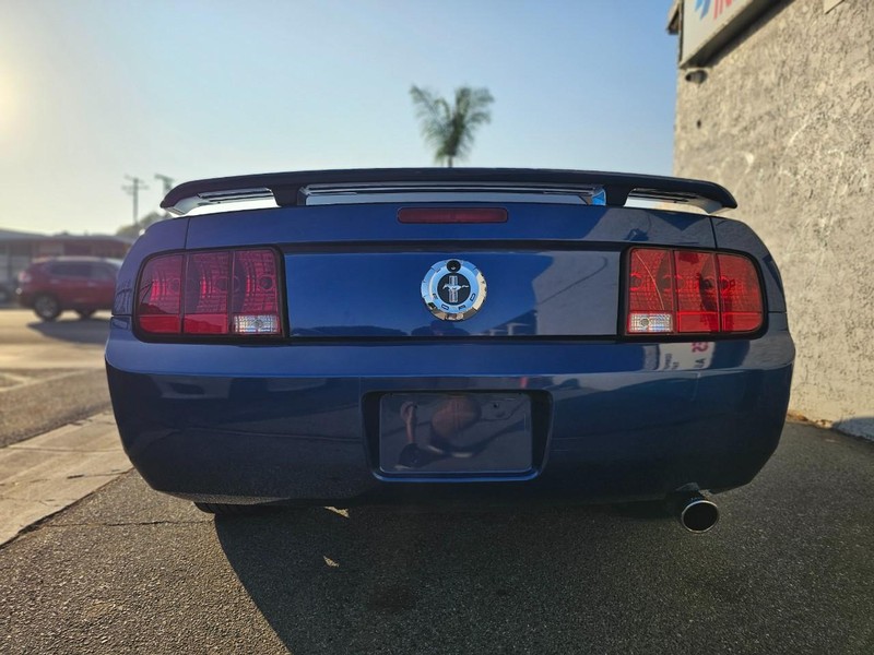 Ford Mustang Vehicle Full-screen Gallery Image 03