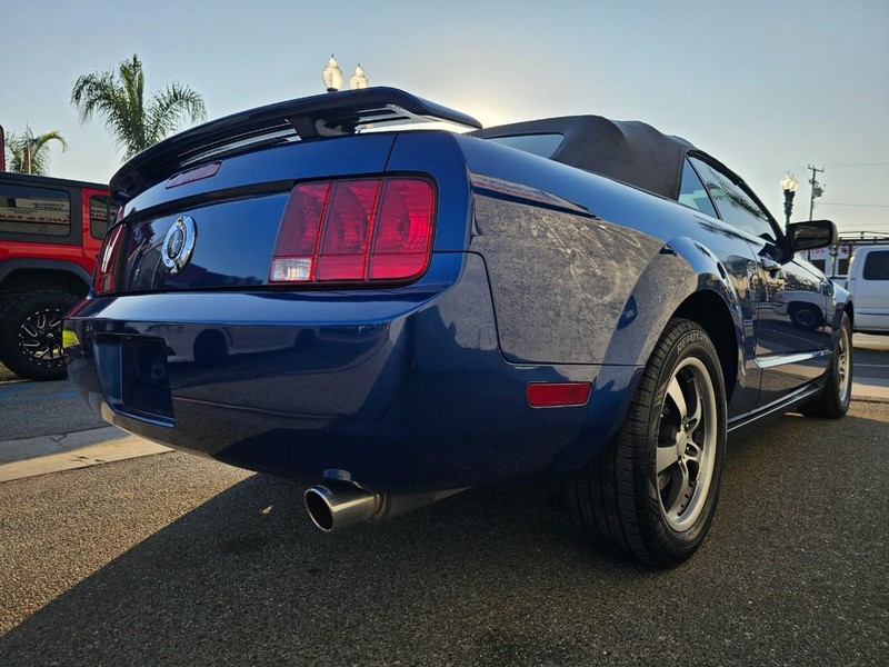 Ford Mustang Vehicle Full-screen Gallery Image 04