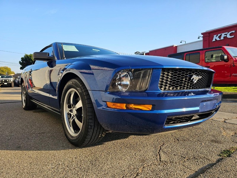 Ford Mustang Vehicle Full-screen Gallery Image 05