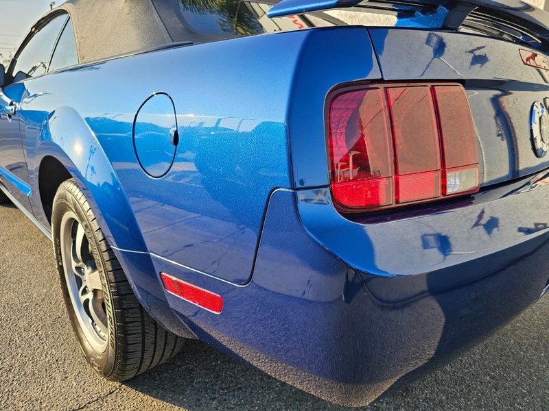 Ford Mustang Vehicle Full-screen Gallery Image 09