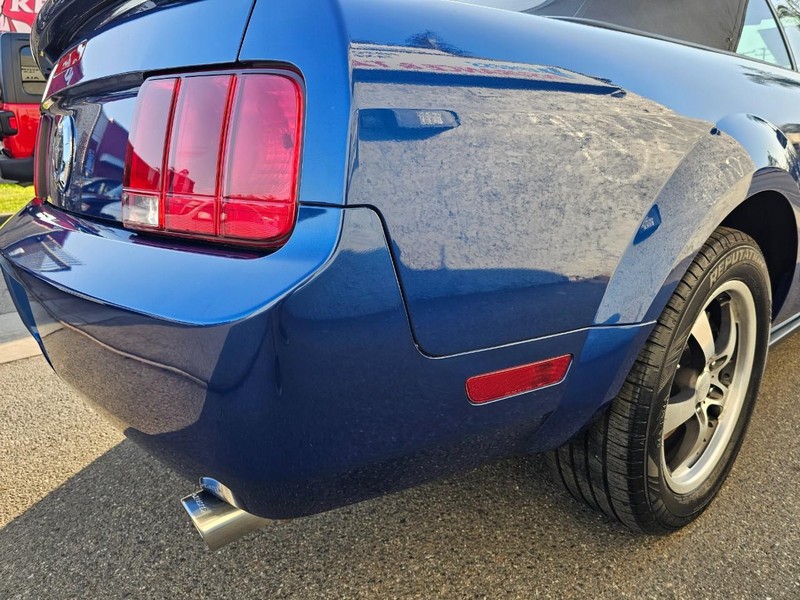 Ford Mustang Vehicle Full-screen Gallery Image 10