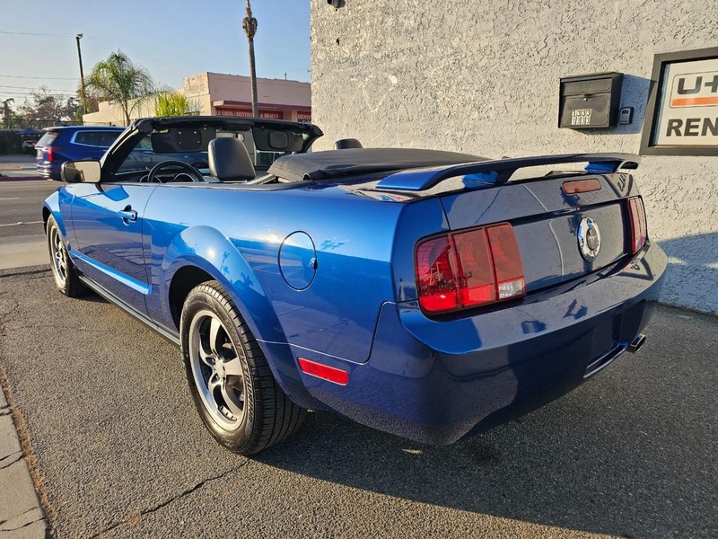 Ford Mustang Vehicle Full-screen Gallery Image 14