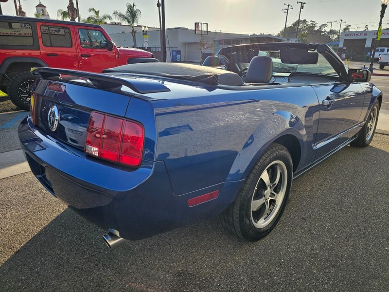 Ford Mustang Vehicle Full-screen Gallery Image 16