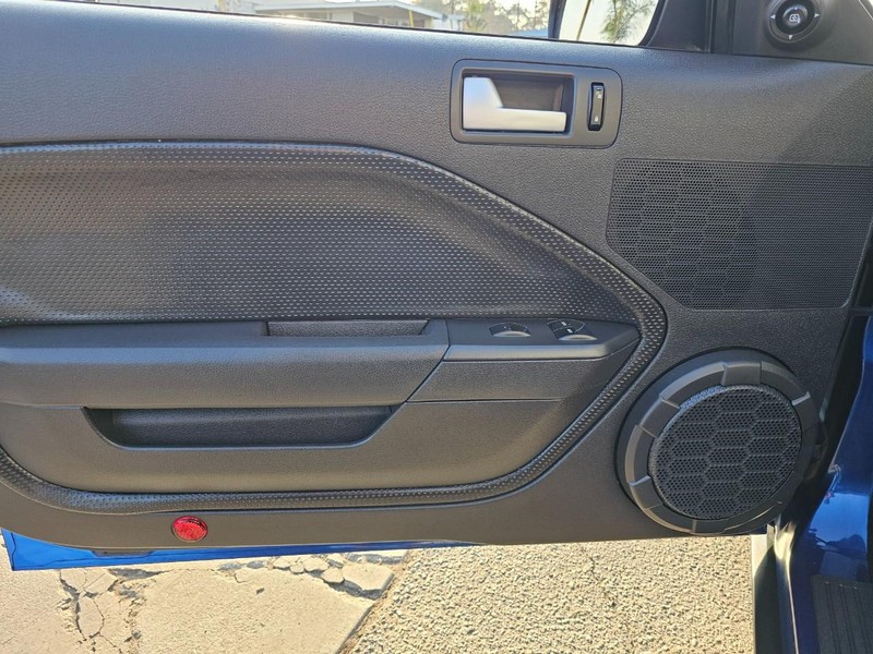 Ford Mustang Vehicle Full-screen Gallery Image 18