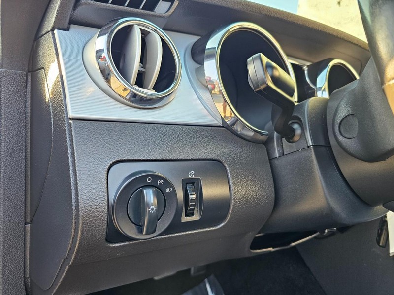 Ford Mustang Vehicle Full-screen Gallery Image 19