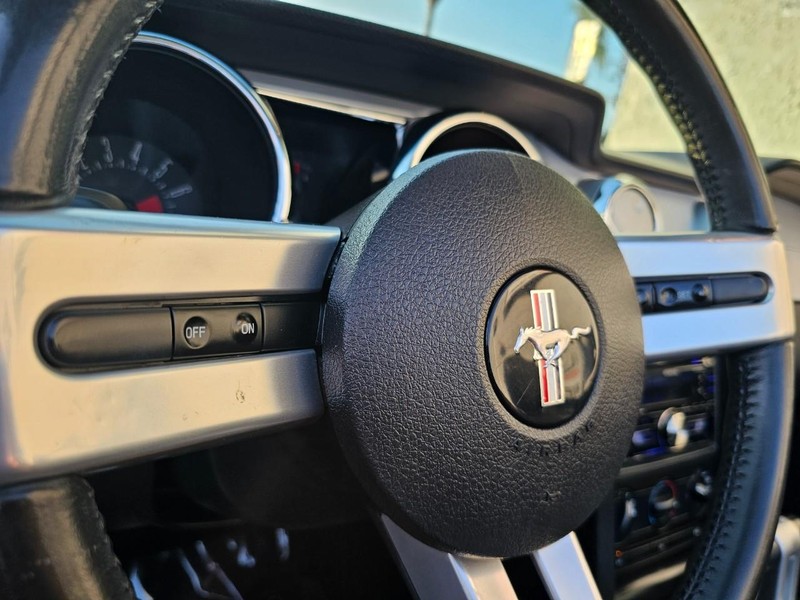 Ford Mustang Vehicle Full-screen Gallery Image 23