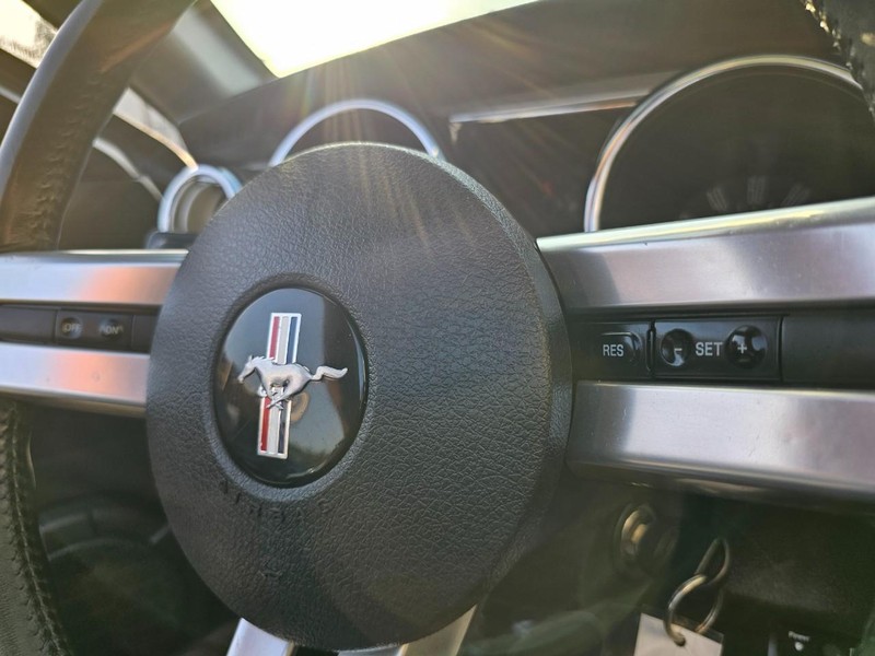 Ford Mustang Vehicle Full-screen Gallery Image 24